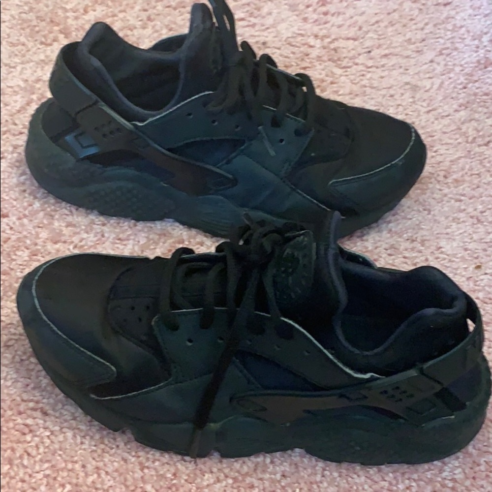 All black nike huaraches